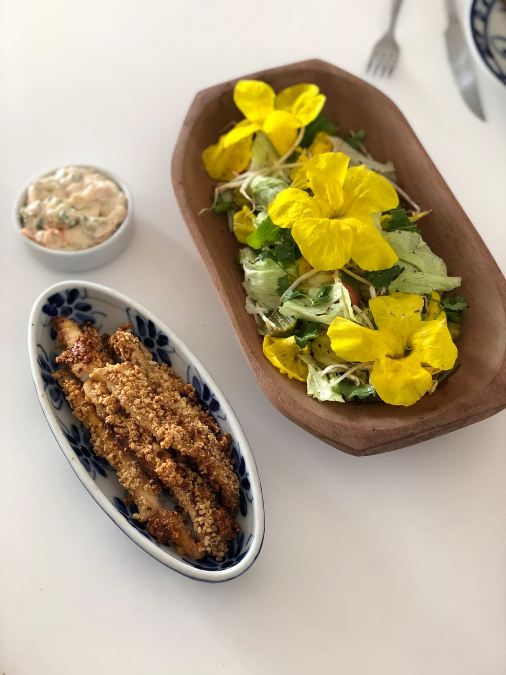 Salada, peixe e molho tártaro — Foto: Bell Villanova