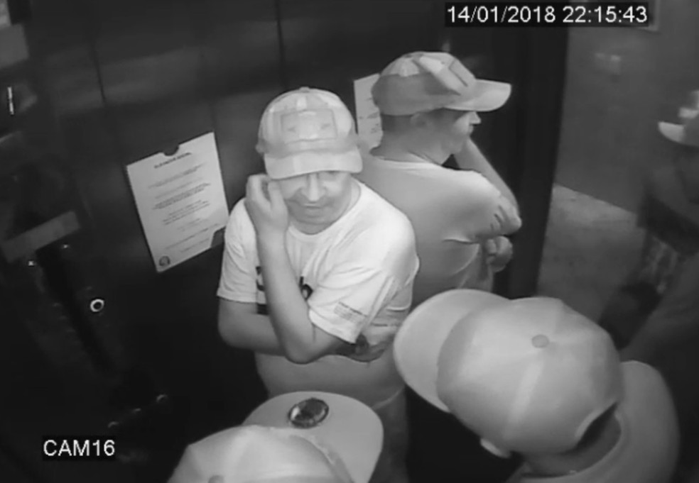 Imagens de câmeras mostram jornalista e dois homens no elevador (Foto: Reprodução)
