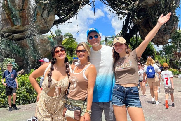 Flávia Alessandra visita Magic Kingdom com marido e filhas (Foto: Reprodução/Instagram)