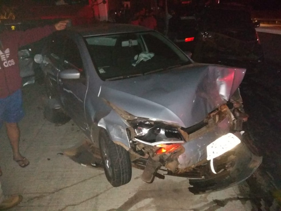 Um dos carros envolvidos no acidente; — Foto: Corpo de Bombeiros/Divulgação