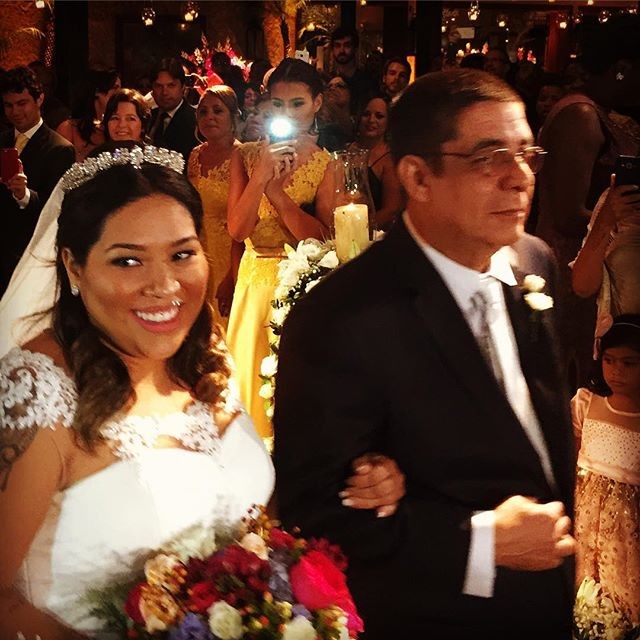 Zeca Pagodinho casa a filha em