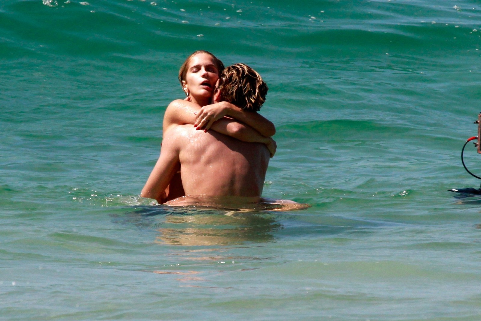 Isabella Santoni e Gabriel Leone gravam série em praia (Foto:  Marcos Ferreira/Brazil News)