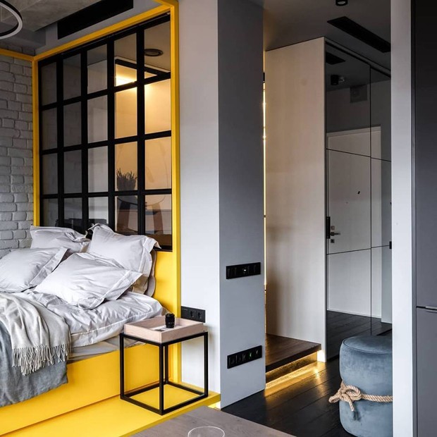 Décor do dia: estrutura amarela destaca cama em apartamento integrado (Foto: Cartelle Design/Divulgação)