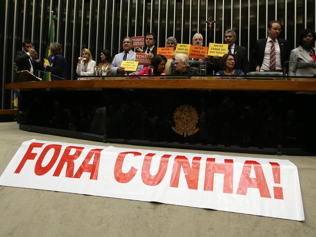 Deputados protestam contra corte de microfones no plenário da Câmara (Foto: André Dusek/Estadão Conteúdo)