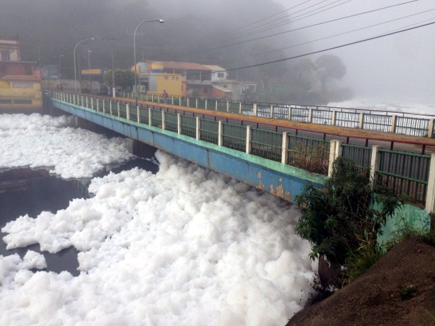 Espuma já chegou a encobrir ponte da cidade, diz morador (Foto: Witter Veloso/TV TEM)