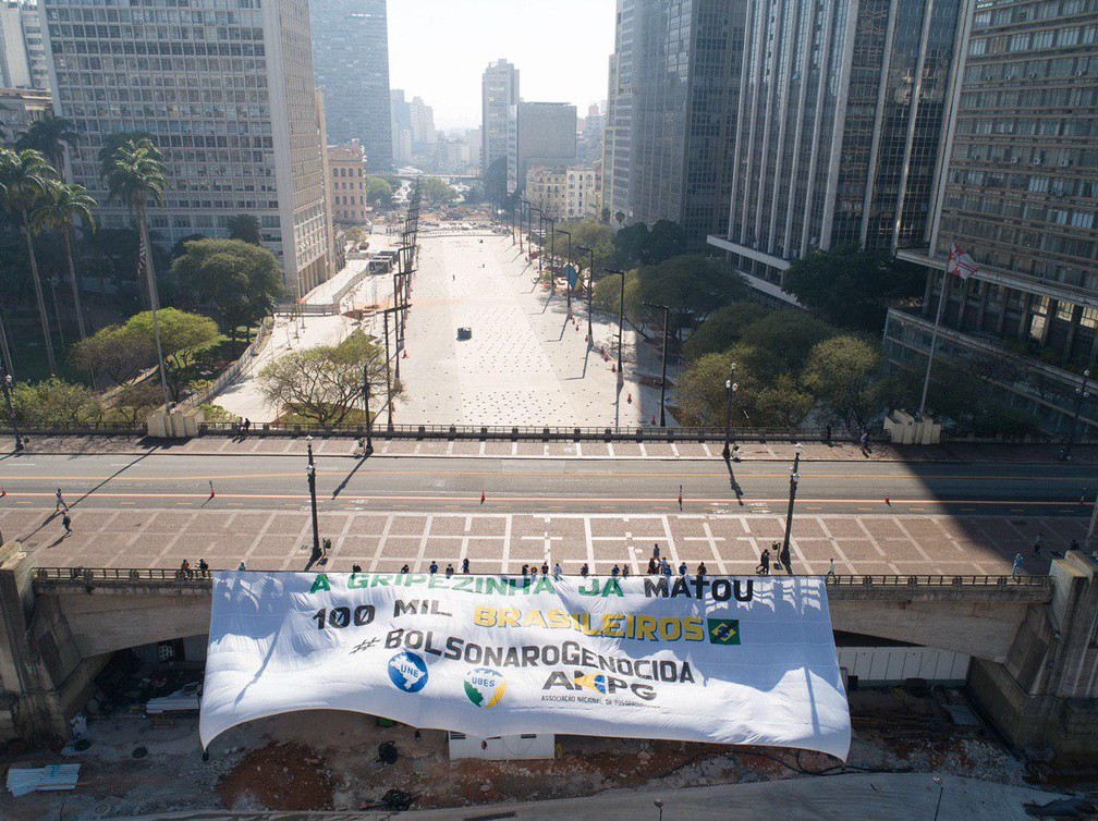 Viaduto do Chá recebe faixa de protesto neste domingo (9) — Foto: Felipe Sued/Divulgação