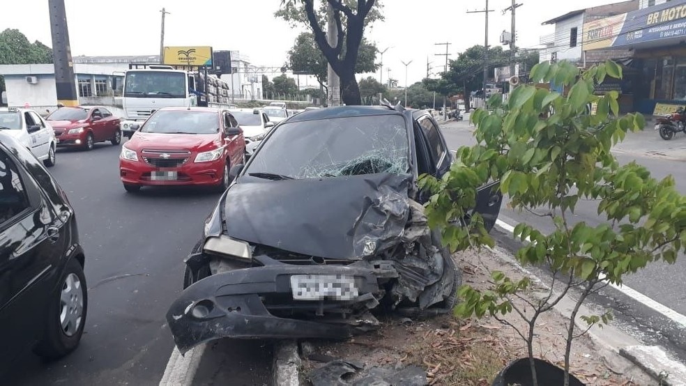 Veículos colidiram na manhã deste sábado (16) na Av Cosme Ferreira — Foto: Divulgação/Manaustrans