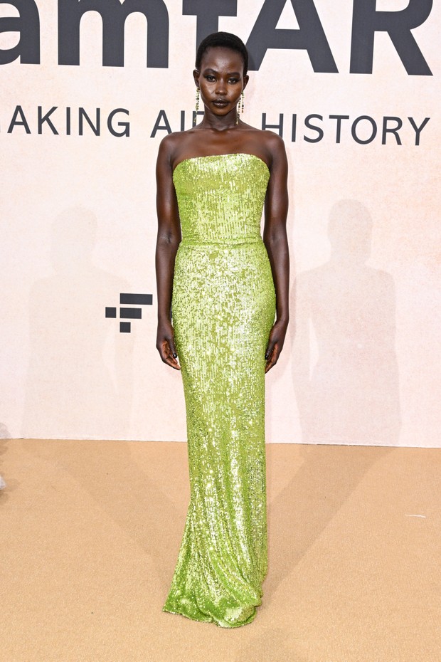 CAP D'ANTIBES, FRANCE - MAY 26: Aweng Chuol attending amfAR Gala Cannes 2022 at Hotel du Cap-Eden-Roc on May 26, 2022 in Cap d'Antibes, France. (Photo by Stephane Cardinale - Corbis/Corbis via Getty Images) (Foto: Corbis via Getty Images)