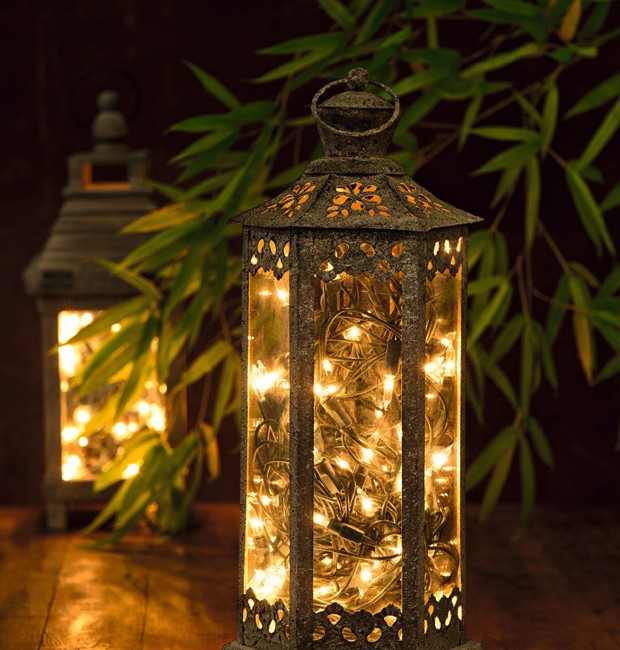 Luzinhas de Natal podem ser aproveitadas o ano inteiro: dentro de lanternas de ferro, elas criam um lindo efeito no ambiente (Foto: Iara Venanzi / Editora Globo)