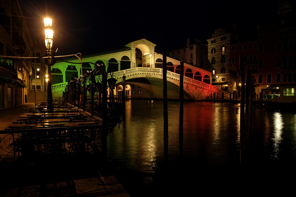 Ponte Rialto, em Veneza, iluminada com as cores da bandeira da Itália nesta quinta-feira (16) — Foto: Manuel Silvestri/Reuters