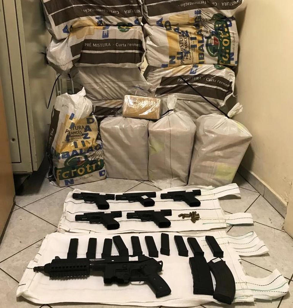 Tabletes de cocaína e armamento foram apreendidos com dupla em Guarujá, SP — Foto: G1 Santos