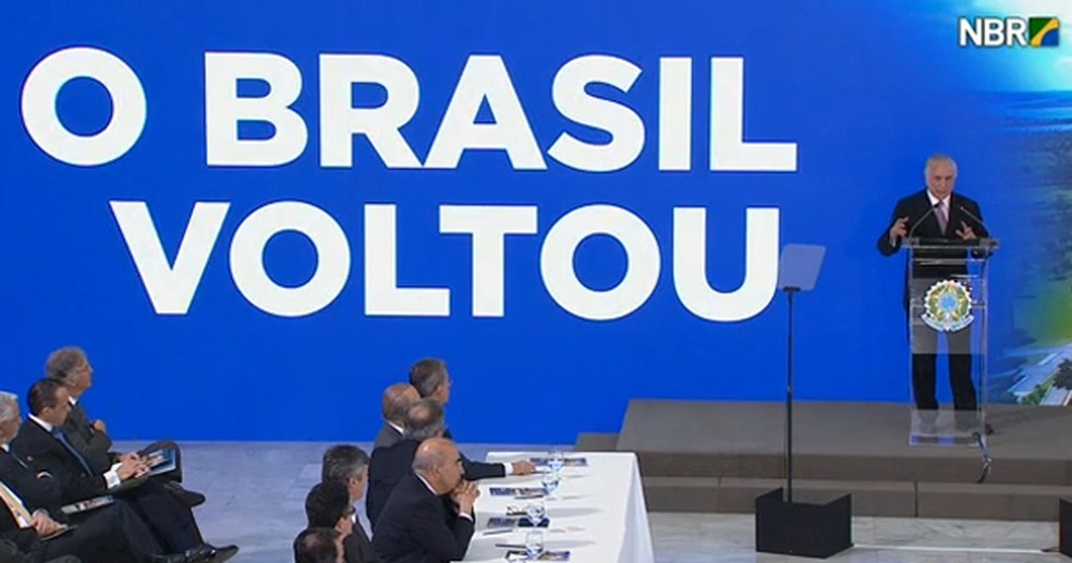 O presindete Michel Temer, no balanço de 2 anos de governo. "O Brasil voltou", diz o slogan. O que voltou foi o medo de choque externo (Foto: Reprodução)