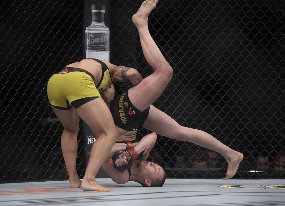 Jessica venceu Namanjunas no UFC 237 com um nocaute fortíssimo — Foto: André Durão