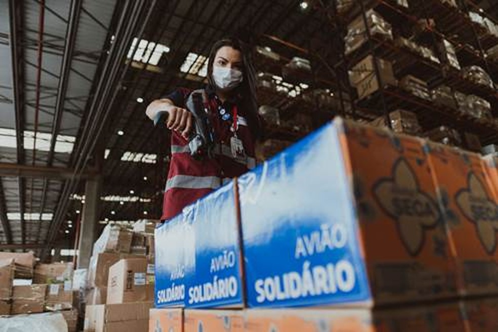 Programa Avião Solidário transporta sem custos absorventes menstruais doados  — Foto: Divulgação/LATAM Brasil