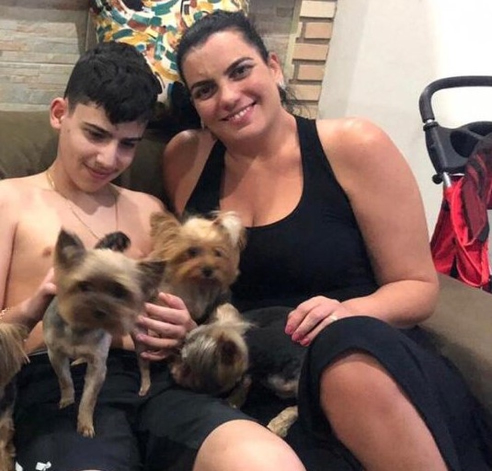 Natália e o filho Fernando, com alguns dos pets que mantêm em casa: "Família aliviada" — Foto: Arquivo pessoal