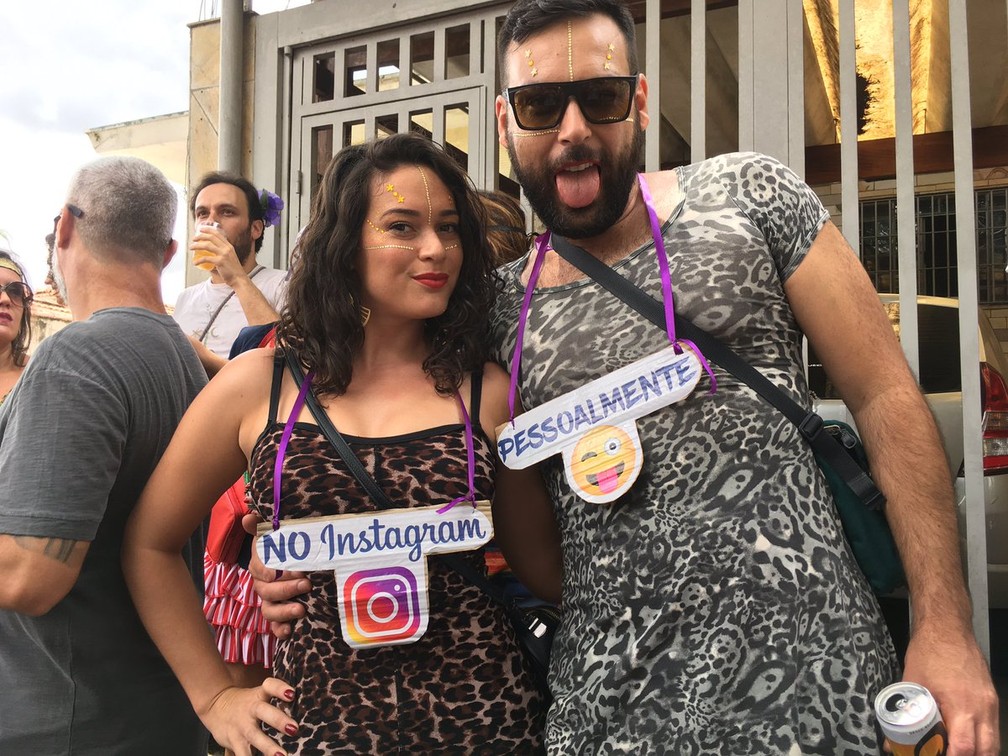 Plaquinhas De Carnaval Folioes Usam Legendas Para Explicar Fantasias Carnaval 2019 Em Sao Paulo G1 As plaquinhas criativas para casamento são elementos que não podem faltar. plaquinhas de carnaval folioes usam