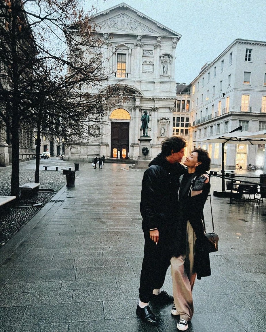 Débora Nascimento posta foto com novo namorado em Milão