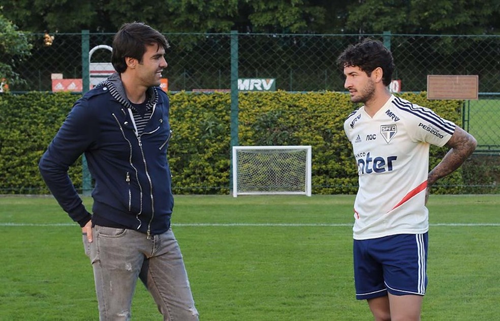 Kaká e Pato conversam no CT da Barra Funda — Foto: Rubens Chiri / saopaulofc.net