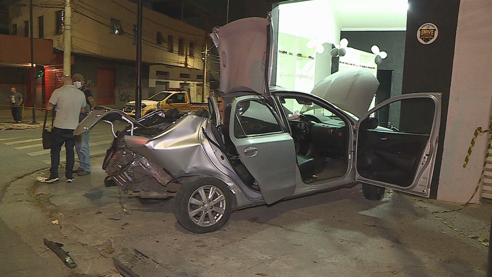 Um dos veículos invadiu uma loja após a colisão — Foto: Reprodução TV Globo