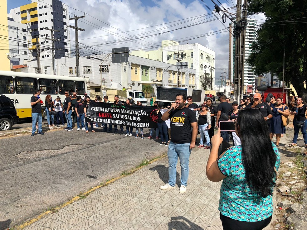 Funcion&aacute;rios de hospitais universit&aacute;rios fazem protesto em Natal &mdash; Foto: Vin&iacute;cius Marinho/Inter TV Cabugi