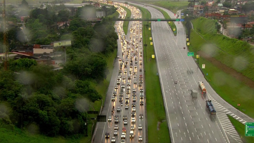 Rodovia dos Imigrantes registra congestionamento na manhã desta sexta-feira (15). — Foto: Reprodução/TV Globo