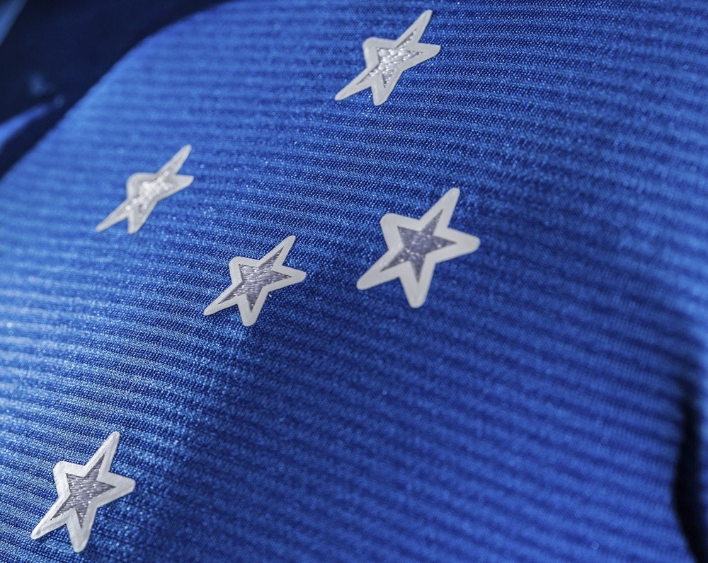 Embalado por vendas da atual camisa, Cruzeiro marca lançamento do novo uniforme