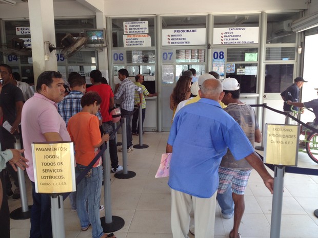 Apostadores desde cedo procuraram as lotéricas em Macapá (Foto: John Pacheco/G1)