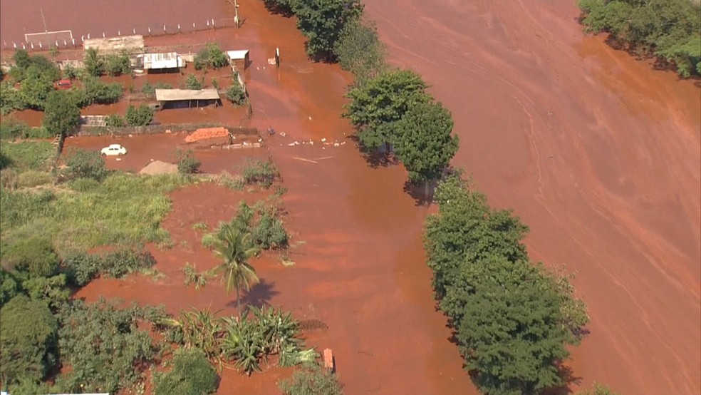 A cidade de Barra Longa foi parcialmente atingida pela lama — Foto: Reprodução / TV Globo