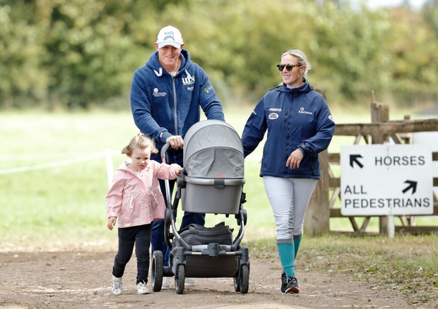STROUD, UNITED KINGDOM - SEPTEMBER 09: (EMBARGOED FOR PUBLICATION IN UK NEWSPAPERS UNTIL 24 HOURS AFTER CREATE DATE AND TIME) Mike Tindall and Zara Tindall with their daughters Mia Tindall and Lena Tindall (in her pram) attend day 3 of the Whatley Manor H (Foto: Getty Images)