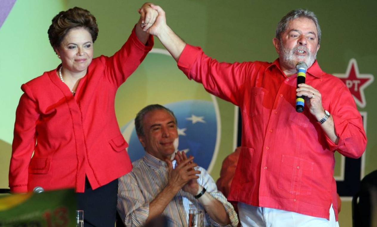 SUCESSÃO - Em 2010, Lula trabalha para fazer seu sucessor. Escolhe Dilma Rousseff, ministra de Minas e Energia, que vence a disputa eleitoral contra José Serra e mantém o PT no poder — Foto: Gustavo Miranda/Agência O Globo