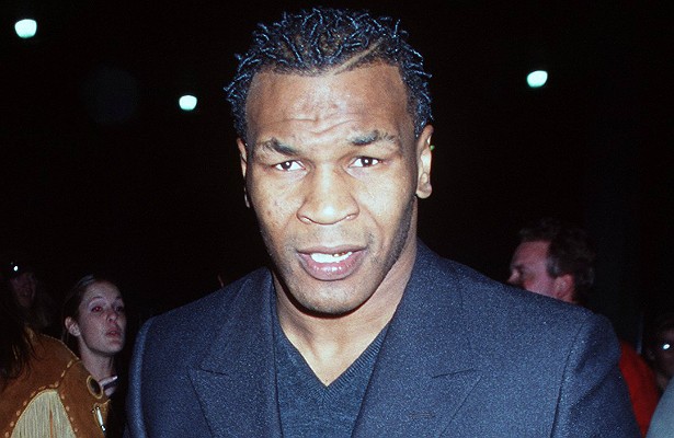 Em 1992, o boxeador Mike Tyson foi condenado a seis anos de prisão por estuprar uma modelo de 18 anos. Ele acabou livre em 1995, mas voltou ao xadrez em 1999, por haver agredido dois homens no ano anterior. (Foto: Getty Images)
