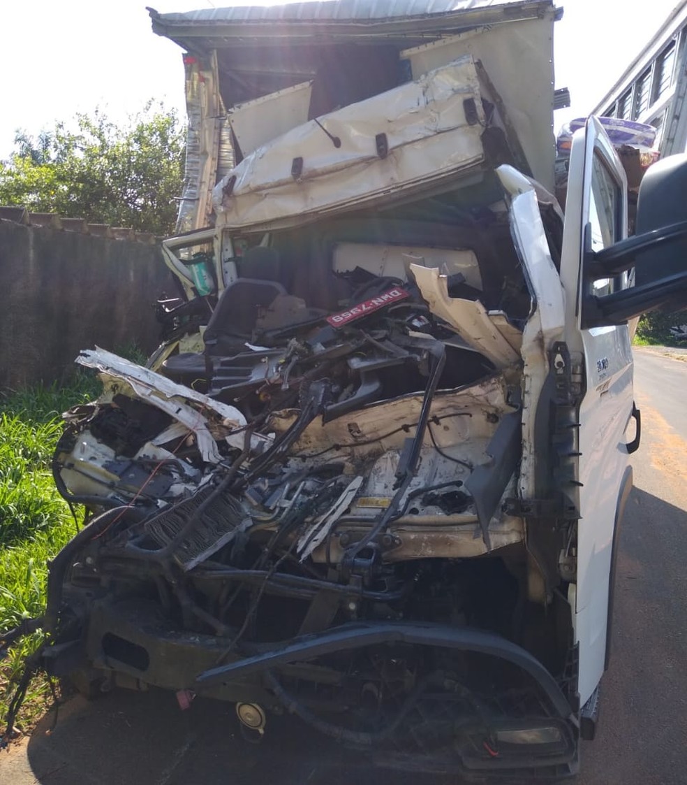 Motorista bateu na traseira de outro caminhão em Catanduva — Foto: Arquivo pessoal 