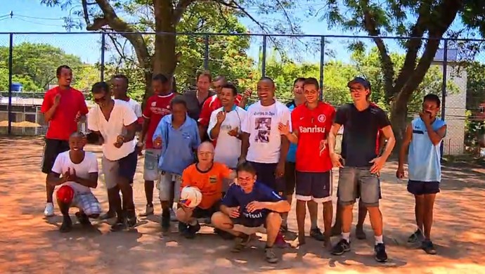 Em Gre-Nal dos moradores de rua, amor ao próximo vence de goleada