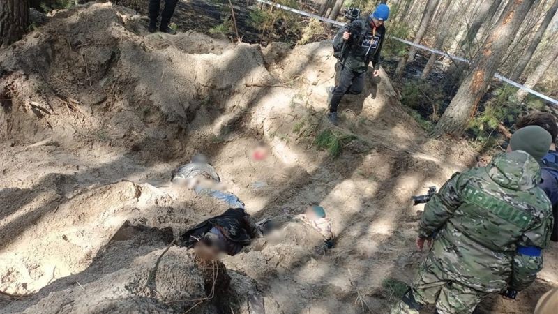 A BBC encontrou uma cova rasa com uma família enterrada em Motyzhyn (Foto: BBC News)