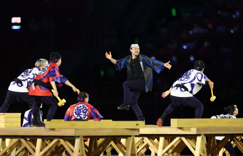 Dançarinos se apresentam durante a cerimônia de abertura dos Jogos Olímpicos de Tóquio, no Japão — Foto: Kai Pfaffenbach/Reuters