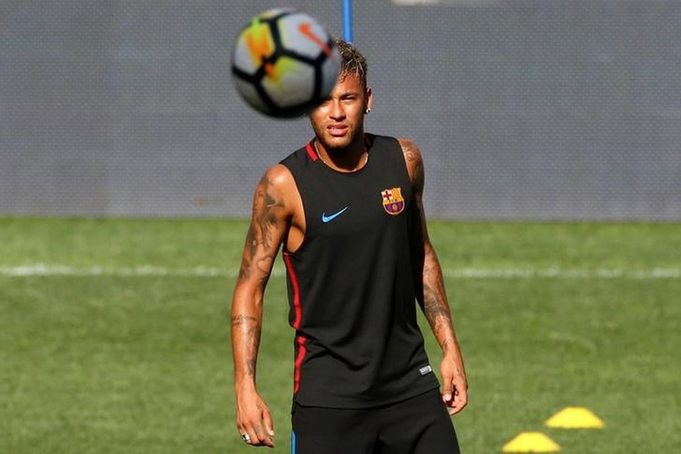 Neymar durante treino do Barcelona (Foto: REUTERS/Mike Segar)