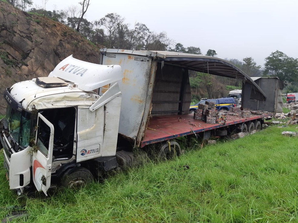 Carreta com carga de latas para reciclagem tomba na rodovia R&eacute;gis Bittencourt, em Miracatu. &mdash; Foto: Divulga&ccedil;&atilde;o/Pol&iacute;cia Rodovi&aacute;ria Federal