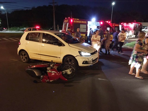 Colisão envolveu carro e motocicleta no Parque dos Girassóis (Foto: David de Tarso/TV Fronteira)