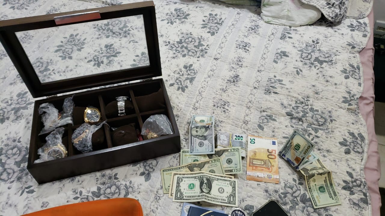 Relógios e dinheiro apreendidos com integrante de quadrilha do golpe do clube de viagens — Foto: Divulgação/PCDF