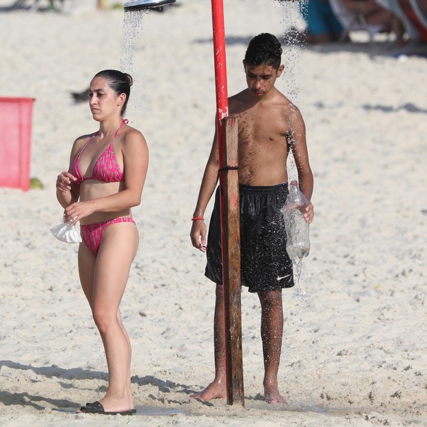 Daniele E Diego Hypolito Curtem Tarde De Praia No Rio De Janeiro Quem Quem News