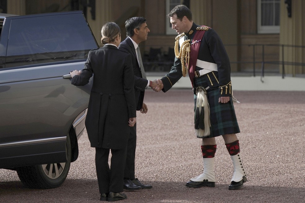 Novo primeiro-ministro britânico, Rishi Sunak, chega ao Palácio de Buckingham em 25 de outubro de 2022 — Foto: Yui Mok/Pool Photo via AP