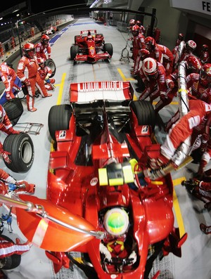 Felipe Massa GP de Cingapura 2008 reabastecimento Ferrari (Foto: Agência Getty Images)