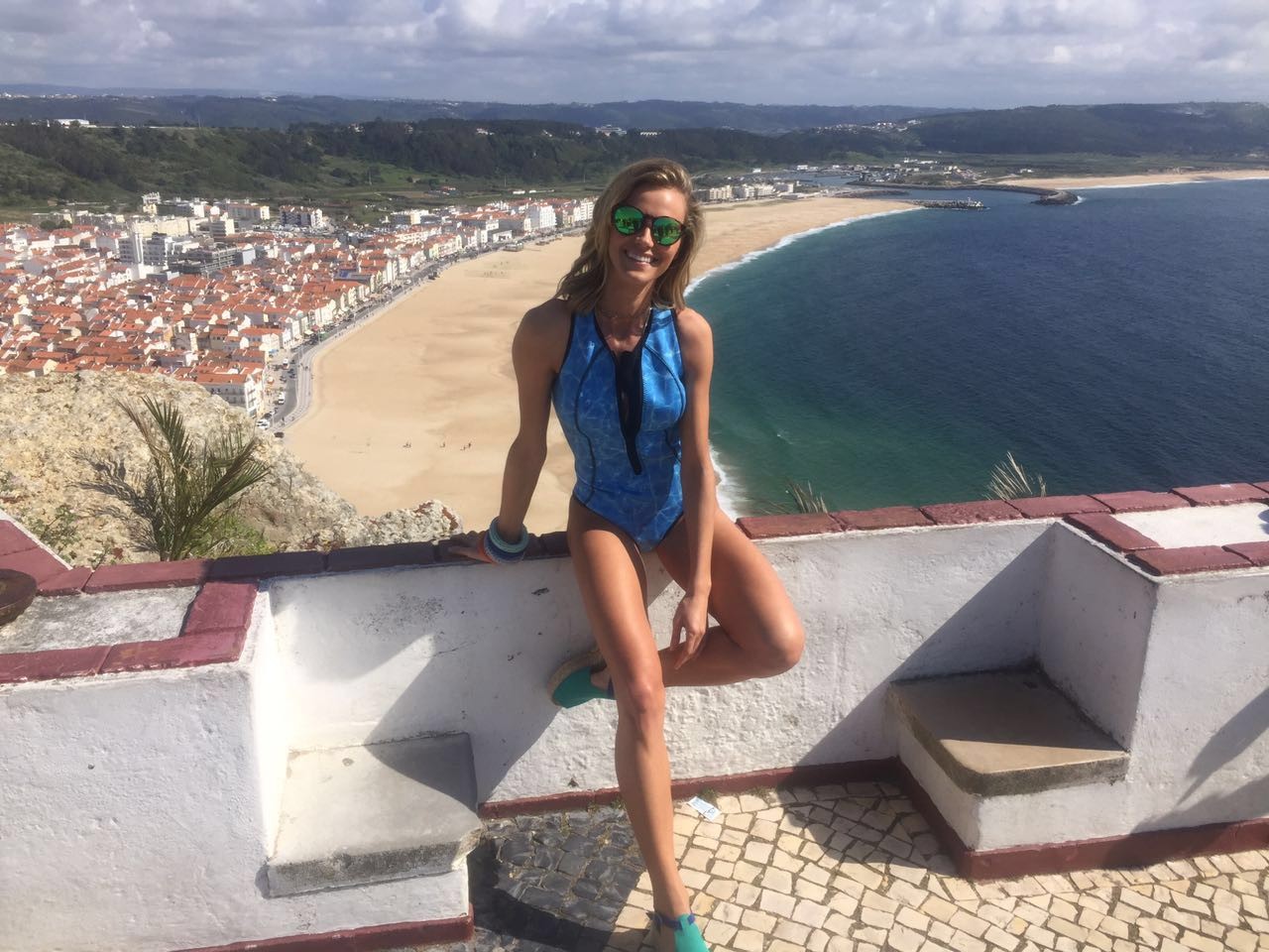 Renata Kuerten é só sorrisos em ensaio em Portugal (Foto: Divulgação)