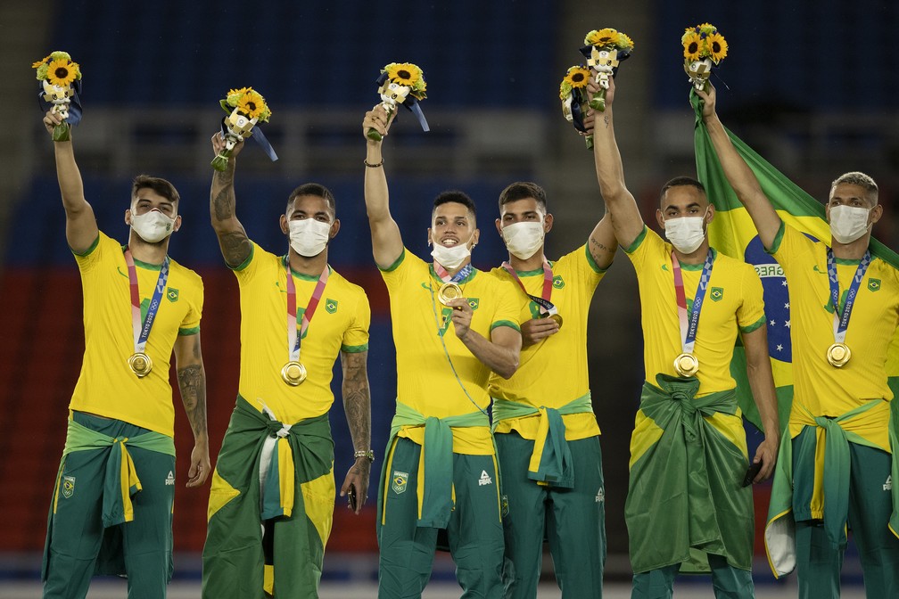 Jogadores com a medalha de ouro nas Olimpíadas de Tóquio — Foto: Lucas Figueiredo / CBF