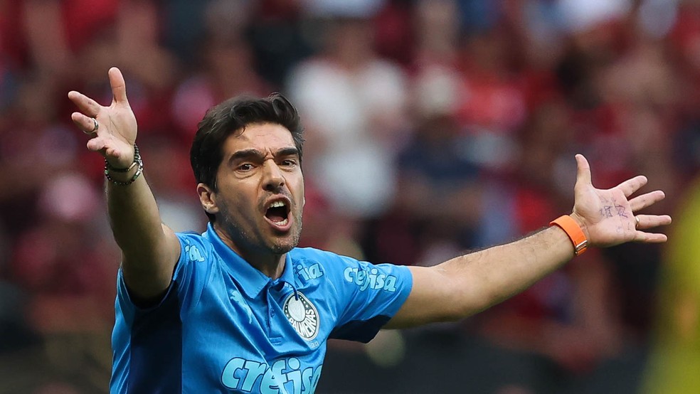 Abel Ferreira reclama durante jogo do Palmeiras contra o Flamengo pela Supercopa — Foto: Cesar Greco/Palmeiras