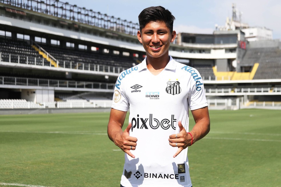Miguelito assinou o primeiro contrato profissional com o Santos — Foto: Pedro Ernesto Guerra Azevedo/Santos FC