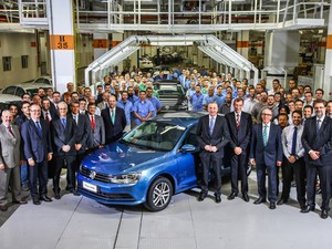CEO da Volkswagen do Brasil, Davis Powels, e equipa da marcam mostra o Jetta feito no Brasil (Foto: Divulgação)