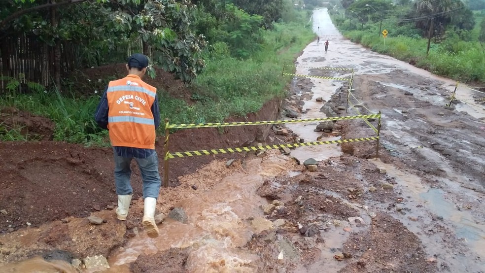 Sinaliza&ccedil;&atilde;o foi feita com faixas listradas pela Defesa Civil &mdash; Foto: Divulga&ccedil;&atilde;o/Defesa Civil