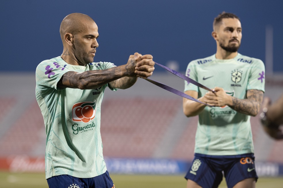 Titular contra Camarões, Daniel Alves volta a ser capitão da Seleção