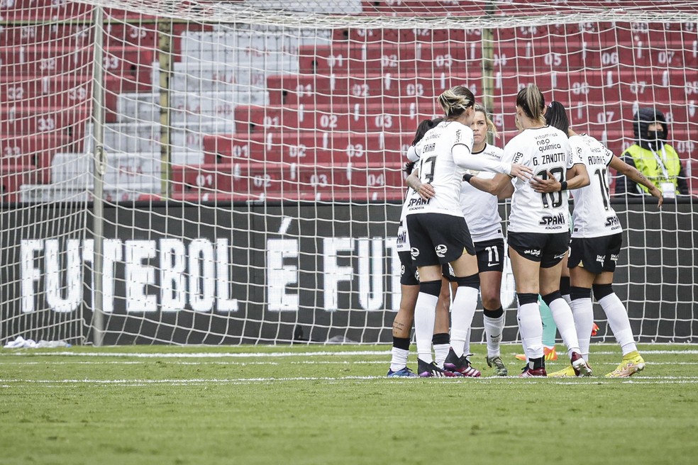 Erika e Tamires dizem que Corinthians feminino sofre 